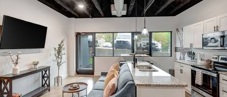 ثلاجة، ميكروويف، فرن، موقد طهي مسطح