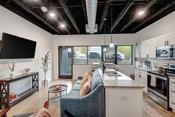 Fridge, microwave, oven, stovetop - New Studio with 2 beds 7 mins to DT (Nashville)