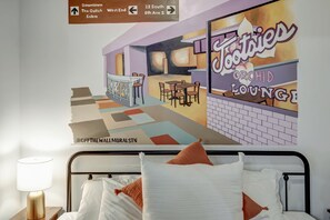 Desk, iron/ironing board, WiFi, bed sheets - New Studio with 2 beds 7 mins to DT (Nashville)