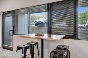 Dining - New Studio with 2 beds 7 mins to DT (Nashville)