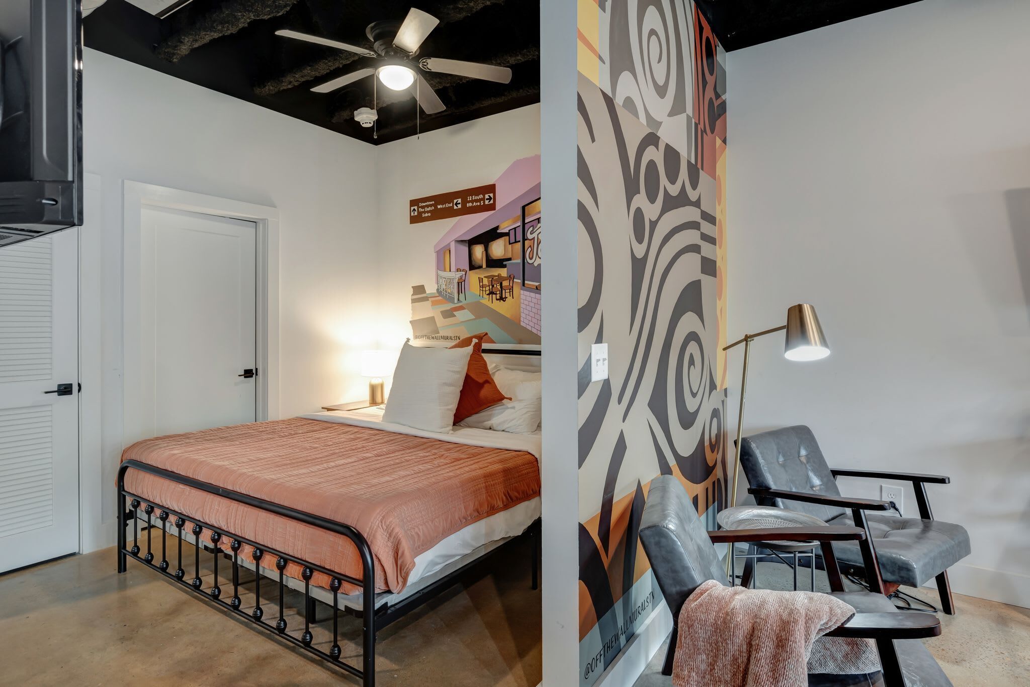 Desk, iron/ironing board, WiFi, bed sheets