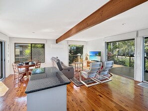 TV, offices - Fab 3-Bed Stay with Great Outdoors & Water Views (Surf Beach)