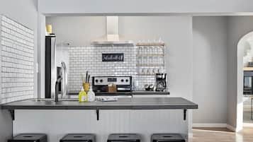 Refrigerador, microondas, horno y parrilla de estufa