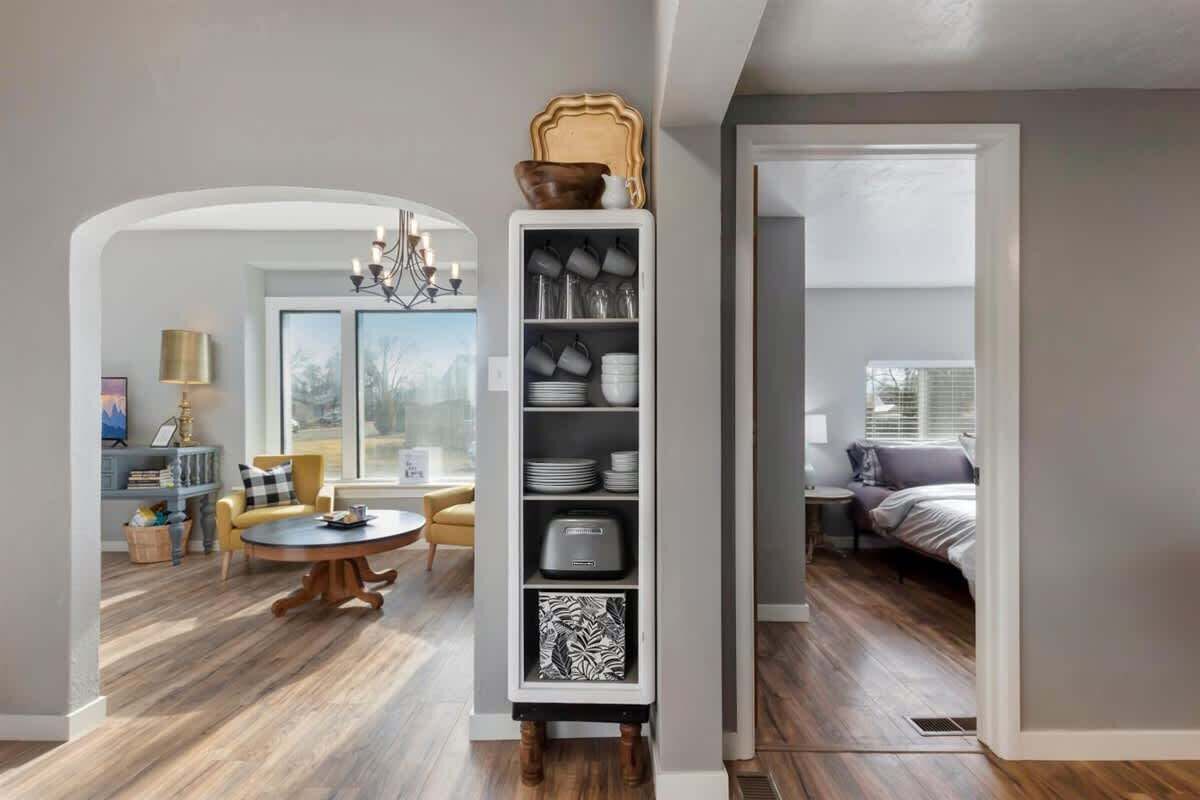 4 عدّة غرف نوم ومكتب ومكواة/لوح كي وسرير سفر