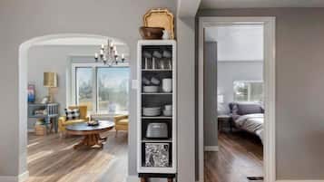 4 habitaciones, escritorio y tabla de planchar con plancha