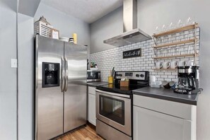 Fridge, microwave, oven, stovetop - #StayInMyDistrict Historic Charm (Twin Falls)