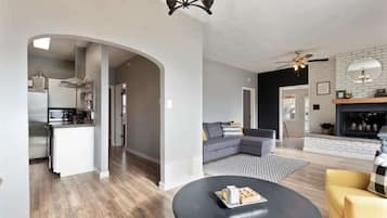 Televisión, chimenea y oficina