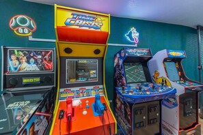 Game room - 25 Min to Asheville ~ Game Room, Fire Pit, Hot Tub (Arden)
