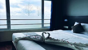 1 bedroom, Egyptian cotton sheets, premium bedding, desk