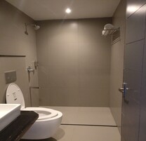 淋浴设施、大花洒淋浴喷头、毛巾、肥皂