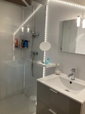 Dusche, Haartrockner, Handtücher, Seife