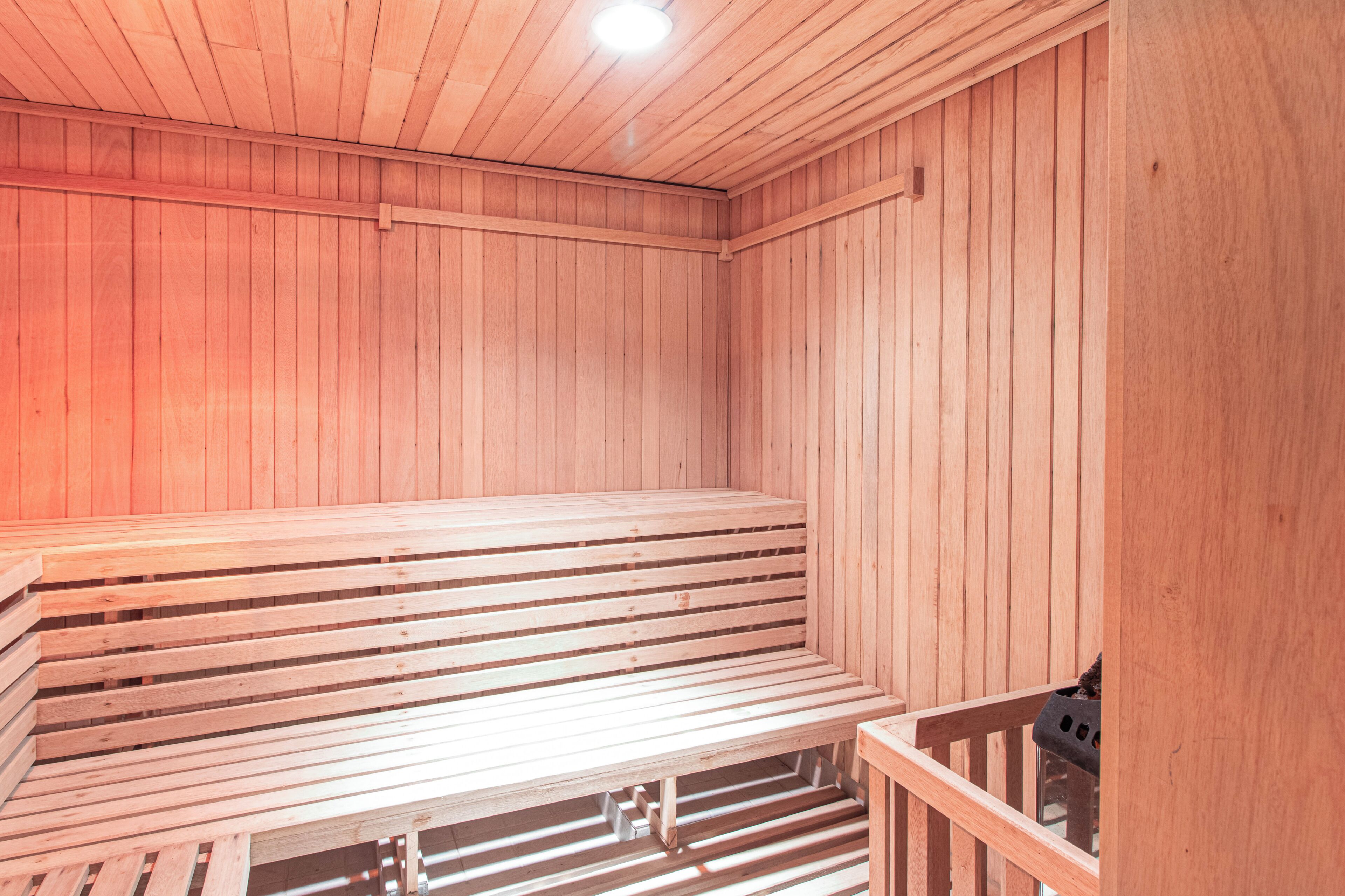 Una sauna con bancos de madera y techo inclinado.
