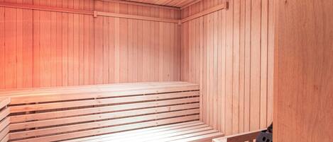 Una sauna con bancos de madera y techo inclinado.