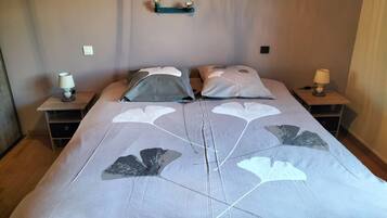 1 slaapkamer, een strijkplank/strijkijzer, reisbedje, wifi