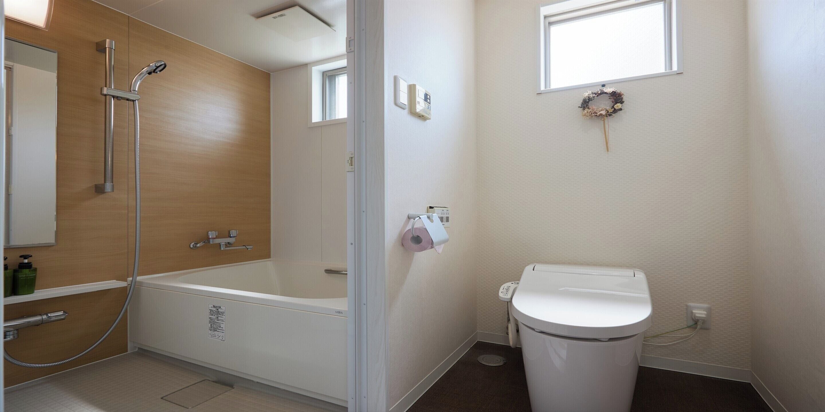 Une salle de bain avec une baignoire, des toilettes et une douche.