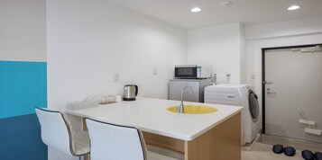 標準雙人房 | 私人廚房 | 迷你雪櫃、微波爐、電飯煲、廚房用具/餐具/器皿