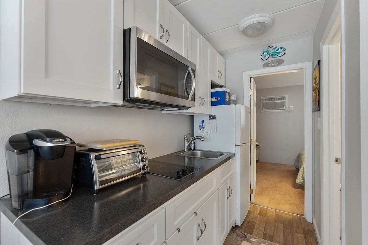 Fridge, coffee/tea maker, blender