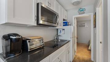 Fridge, coffee/tea maker, blender