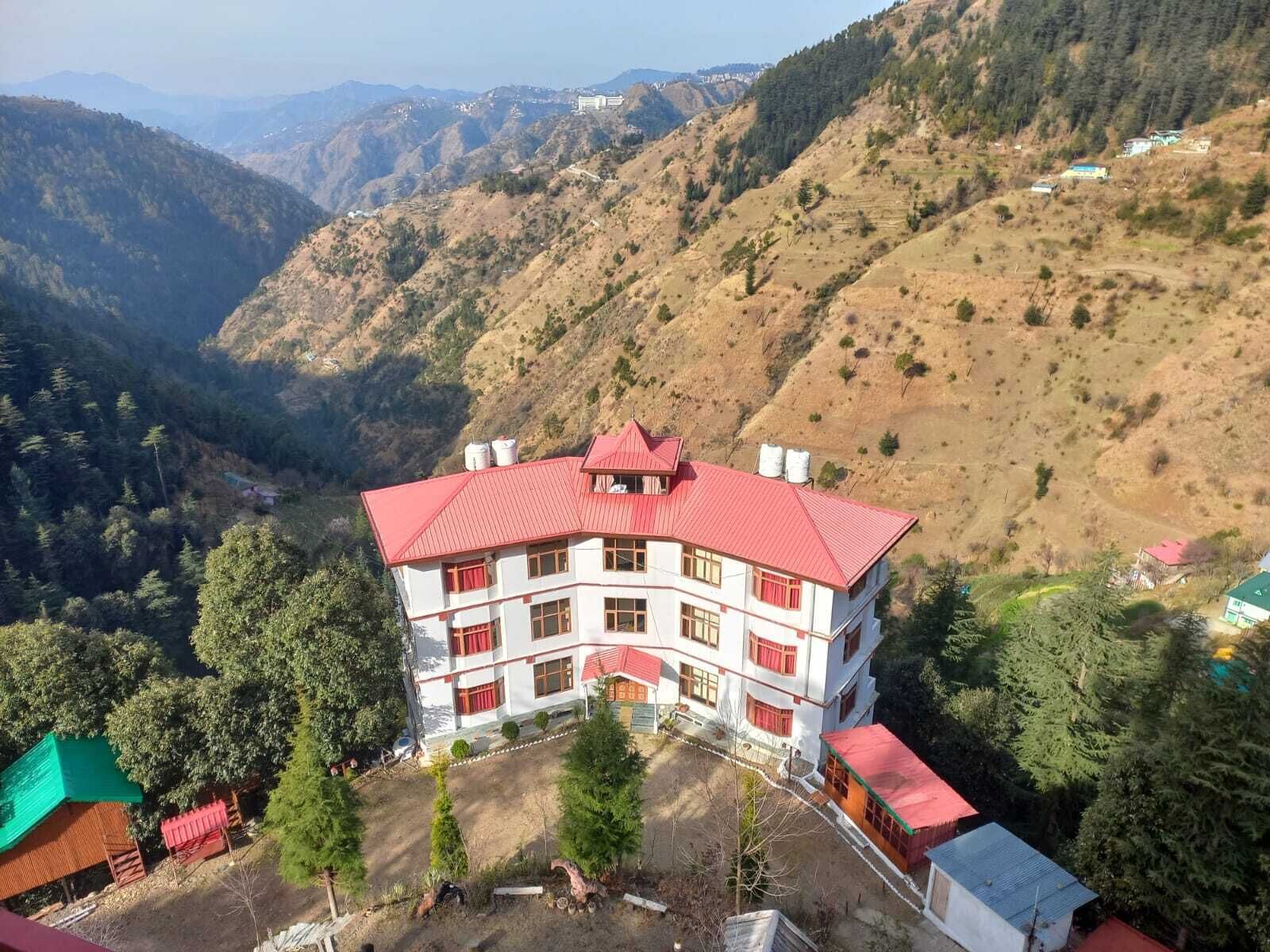 Vista frontal de la propiedad