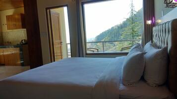 Signature Tree House | Premium bedding, minibar, bed sheets