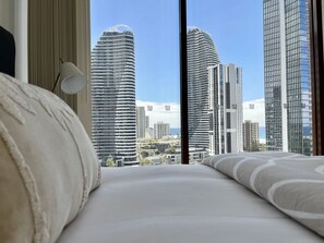 3 bedrooms, iron/ironing board, free WiFi, bed sheets - Classic Penthouse with Private Sky Terrace. Panoramic Views. 2 free Car Parks (Broadbeach)