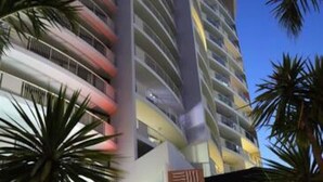 Un hôtel à plusieurs étages doté de balcons et présentant une architecture moderne.