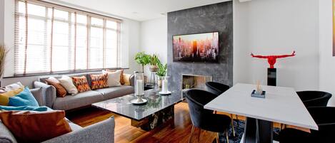 Een smart-tv, een open haard en een kantoor