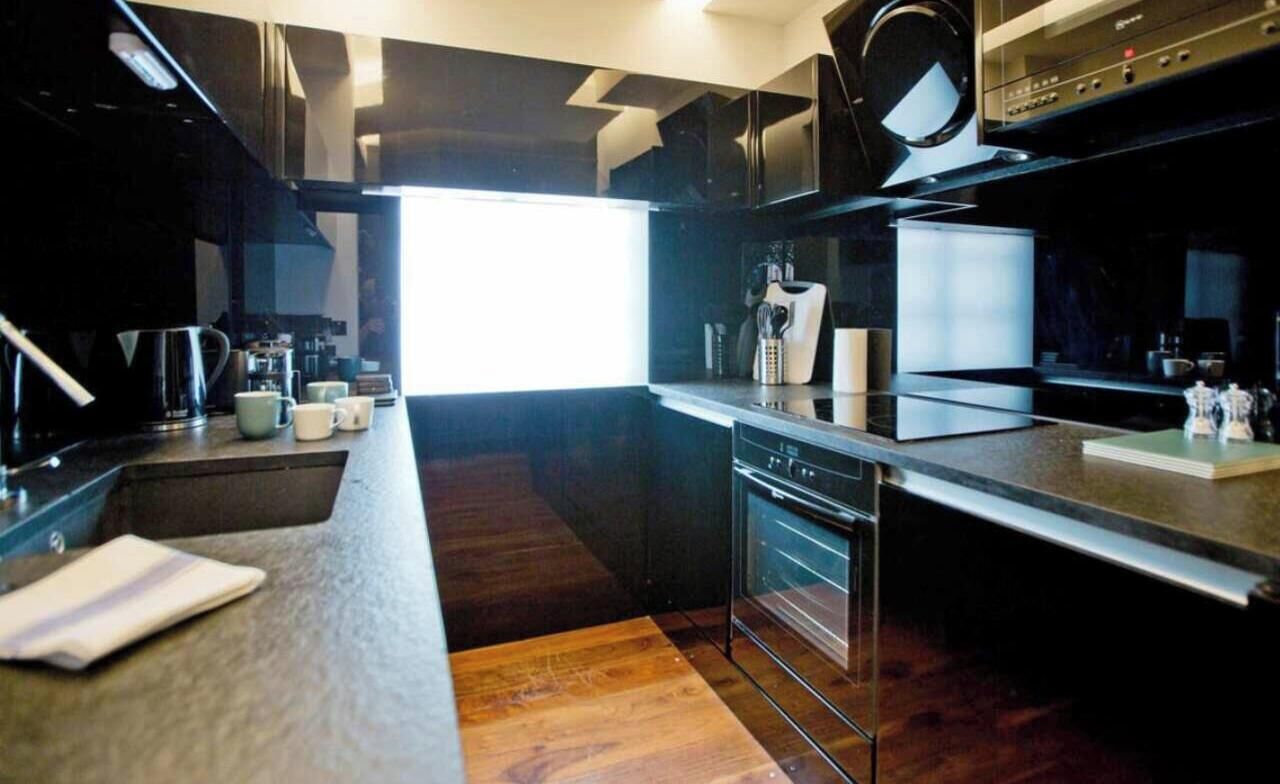 Microwave, oven, dishwasher, coffee/tea maker