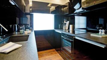 Microwave, oven, dishwasher, coffee/tea maker