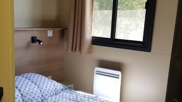 2 slaapkamers, reisbedje