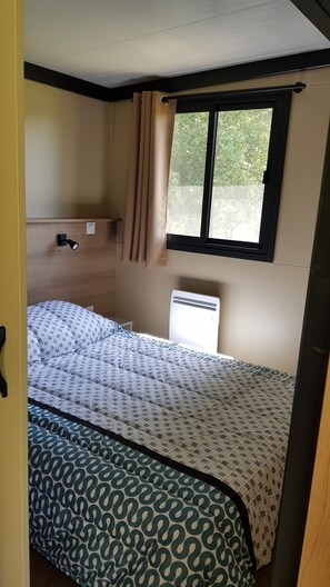 2 chambres, lit de bébé portatif