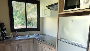 Kühlschrank, Mikrowelle, Herdplatte, Wasserkocher mit Kaffee-/Teezubehör