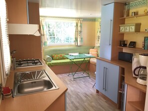 Réfrigérateur, four à micro-ondes, surface de cuisson, cafetière-théière