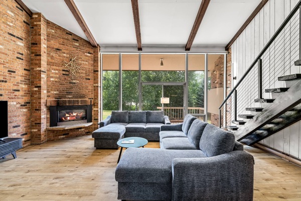 Great open floor plan with fireplace