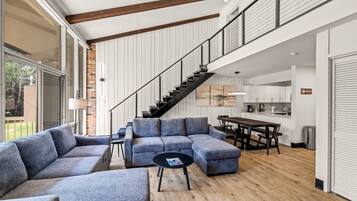 Smart TV, chimenea y libros