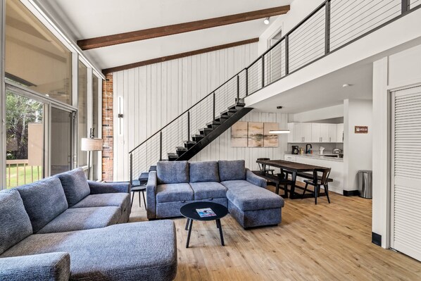 Een smart-tv, een open haard en boeken