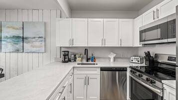 Refrigerador, microondas, horno y parrilla de estufa