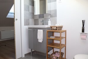 Sèche-cheveux, serviettes fournies, savon, shampoing