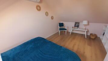 1 slaapkamer, een bureau, een strijkplank/strijkijzer, wifi