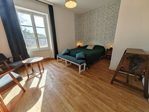 5 bedrooms, desk, iron/ironing board, travel cot