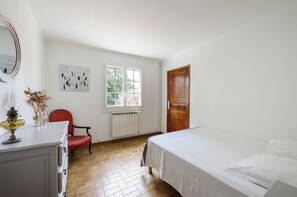 4 chambres, fer et planche à repasser, accès au Wi-Fi (inclus)