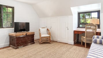 Familiehus, 4 soverom, hageutsikt | Oppholdsområde | En 40-centimeters smart-TV med digitale kanaler samt strømmetjenester