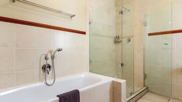 Quarto casal | Banheiro | Secador de cabelo, piso aquecido, toalhas de banho, sabonete