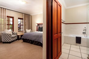 Hair dryer, heated floors, towels, soap - Noordhoek Village Hotel (Cape Town)
