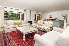 Family House | Living area | 40-cm Smart TV with digital channels, streaming services, printers - Noordhoek Village Hotel (Cape Town)