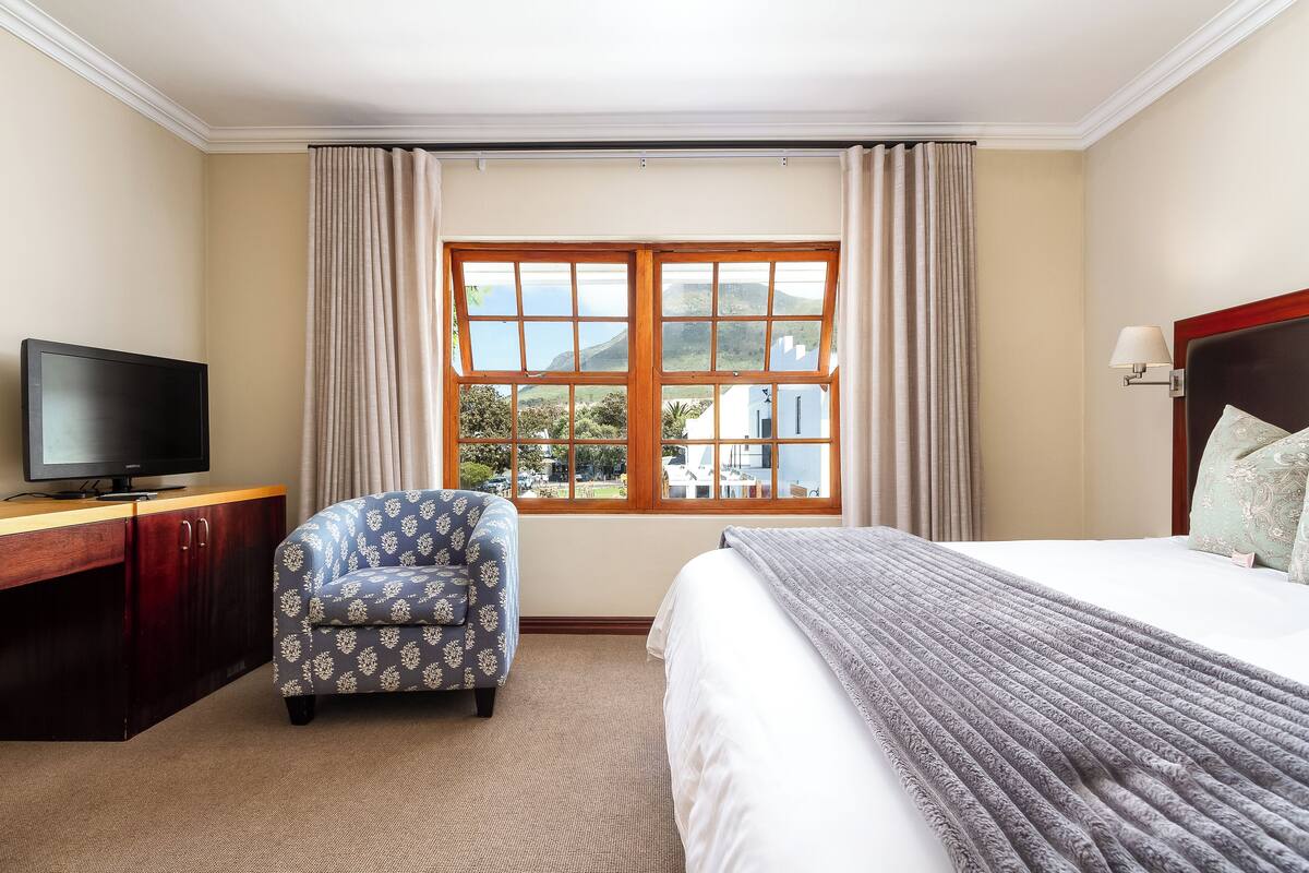 Double Room | Desk, blackout curtains, iron/ironing board, free WiFi