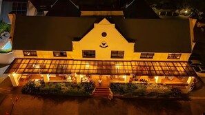 Vista frontal de la propiedad