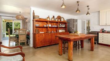 Family House, 4 Bedrooms, Garden View | Private kitchen