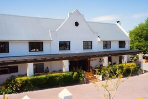 Front of property - Noordhoek Village Hotel (Cape Town)