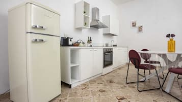Kühlschrank, Ofen, Herdplatte, Wasserkocher